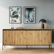 Kommode TREND TR-04 in Artisan Eiche, geriffelte Fronten mit LED-Beleuchtung, in modernem Wohnzimmerarrangement