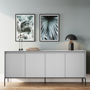 Kommode TREND TR-04 in Grau, geriffelte Fronten mit LED-Beleuchtung, in modernem Wohnzimmerarrangement