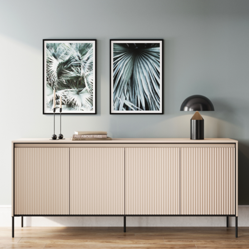 Kommode TREND TR-04 in Sandbeige, geriffelte Fronten mit LED-Beleuchtung, in modernem Wohnzimmerarrangement