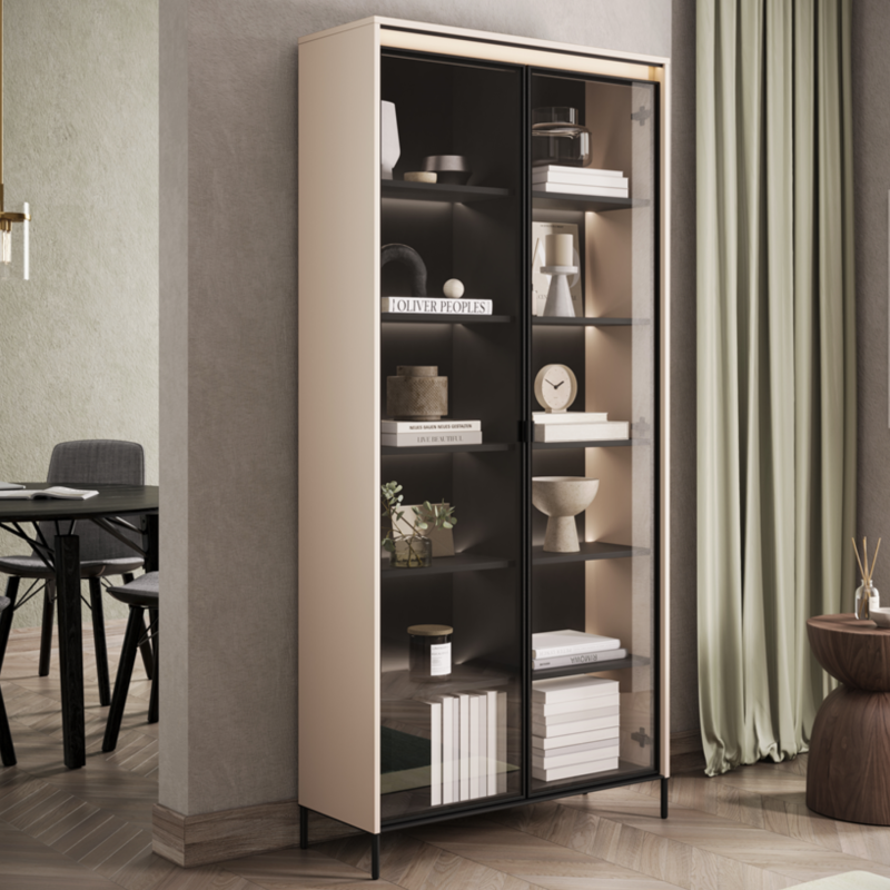 Glasvitrine TREND TR‑07 in Sandbeige in modernem Wohnraum – stilvoll und elegant