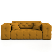 Sofa Modest 2-Sitzer – Chesterfield-Stil im Samtstoff Opera, breite Armlehnen & dekorative Kissen - Senf