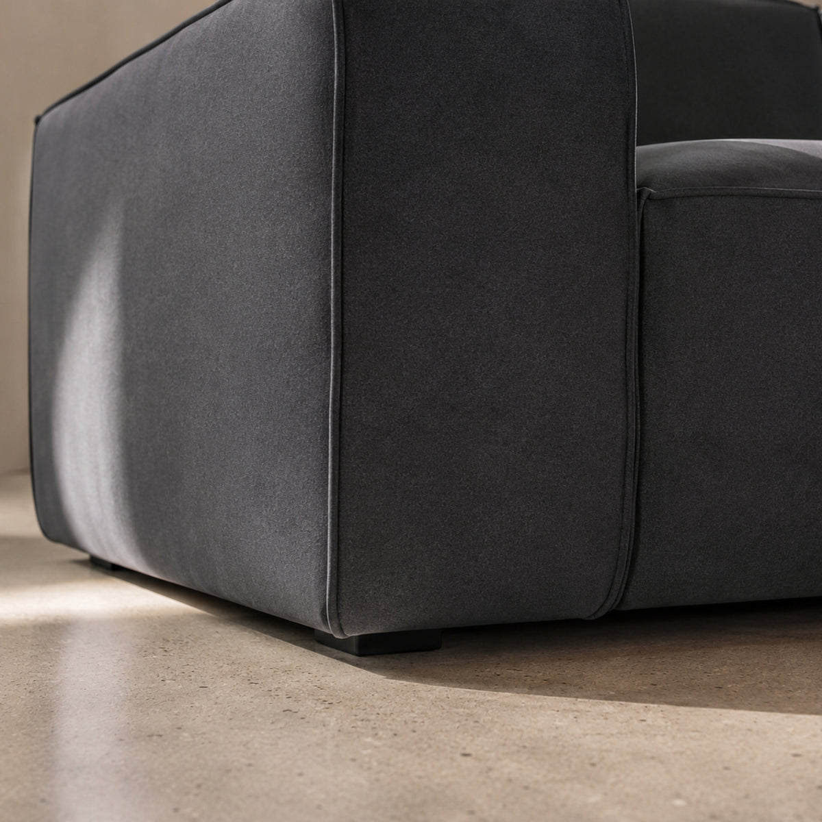 Modernes Ecksofa Luga L - breite Armlehnen, Dekokissen & Samt-Velours Opera - Grau