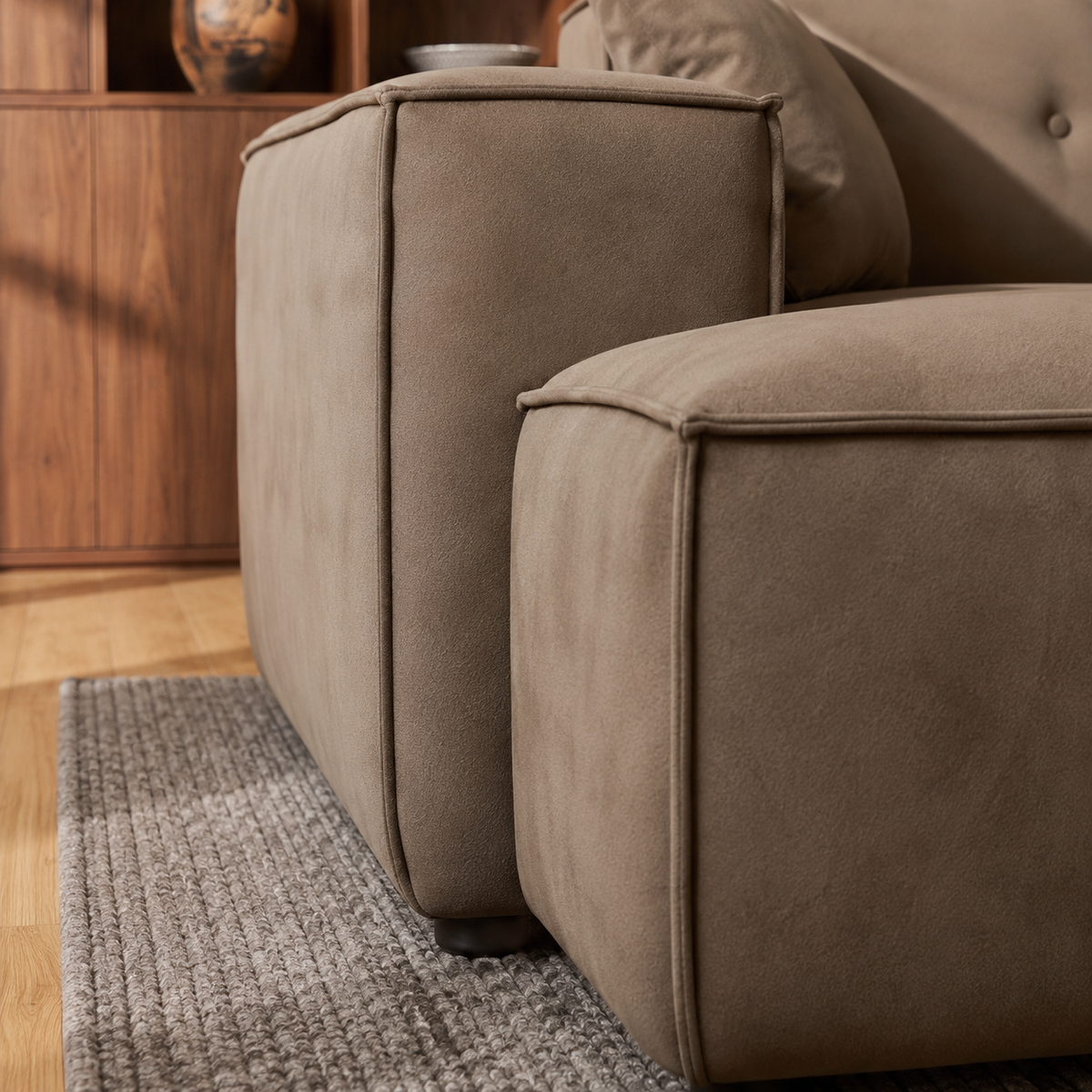 Modernes Ecksofa Luga L - breite Armlehnen, Dekokissen & Samt-Velours Opera, Hellgrau