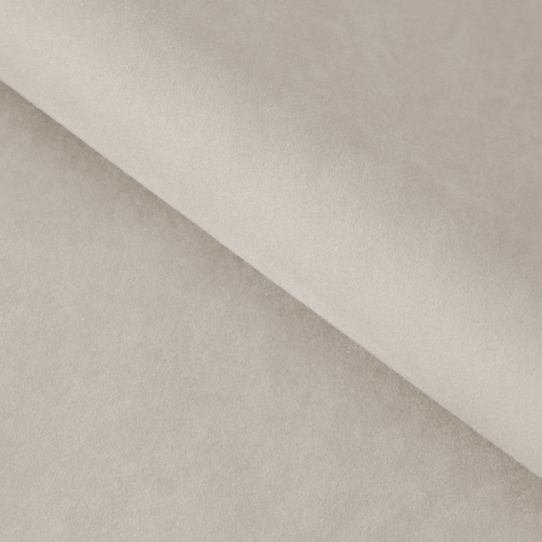 Sessel Modest – Chesterfield 1-Sitzer im modernen Samtstoff Opera, breite Armlehnen & dekoratives Kissen - Creme