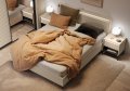 Nachttisch TS-10 in modernem Schlafzimmer, Sandbeige mit schwarzem Akzent