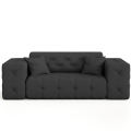 Sofa Modest 2-Sitzer – Chesterfield-Stil im Samtstoff Opera, breite Armlehnen & dekorative Kissen - Schwarz