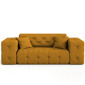 Sofa Modest 2-Sitzer – Chesterfield-Stil im Samtstoff Opera, breite Armlehnen & dekorative Kissen - Senf