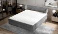 Modernes Boxspringbett mit Kopfteil auf Metallfüßen