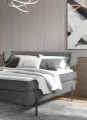 Modernes Boxspringbett mit Kopfteil auf Metallfüßen
