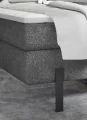 Modernes Boxspringbett mit Kopfteil auf Metallfüßen