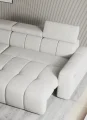 Ecksofa ENZO S mit elektrischem Sitzauszug, Schlaffunktion und Bettkasten, modernes Sofa mit verstellbaren Kopfstützen – Stoff Sorella 01, Hellgrau